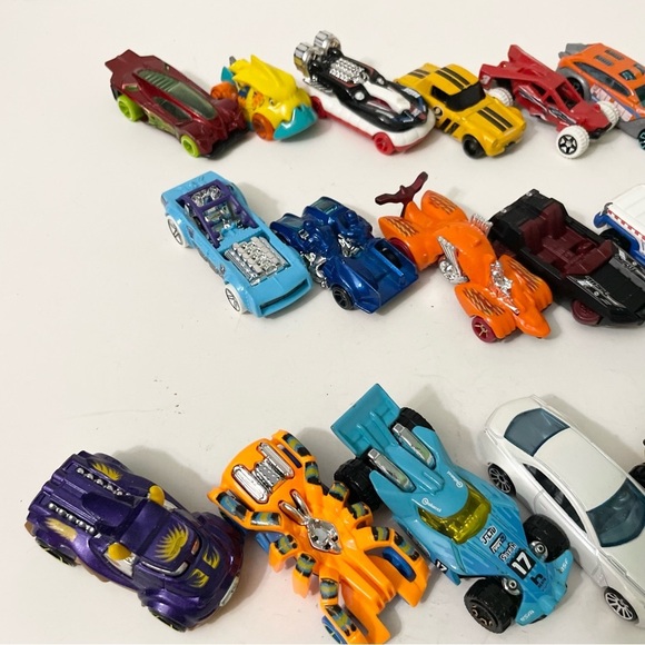 Lot of 24 Diecast Hot Wheels Toy scars - Picture 9 of 16